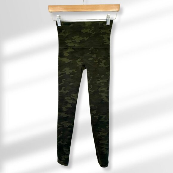 💚 Spanx "Look At Me Now" Seamless Leggings | Green Camo | Size Medium - Picture 3 of 4